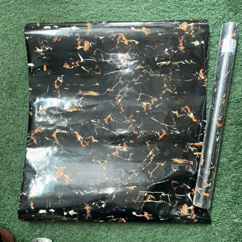 Ce papier peint (ou revêtement adhésif) présente un motif marbré très sombre et saisissant, avec des accents de couleur chaude.
autocollant 10m*0.60cm