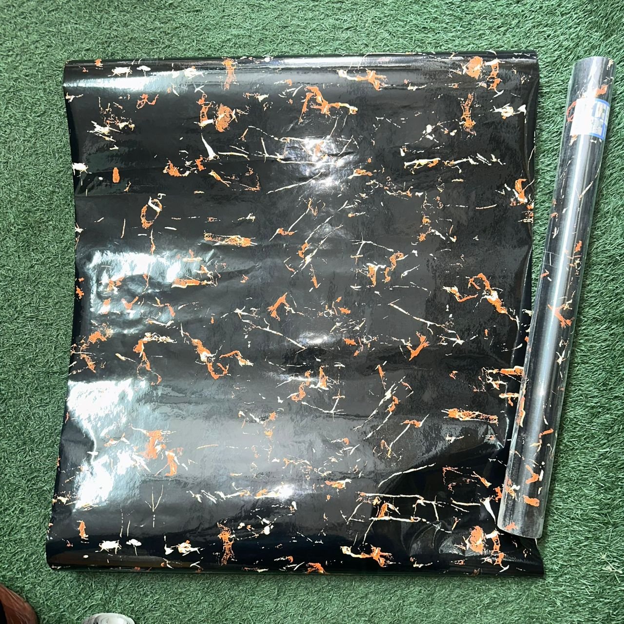 Ce papier peint (ou revêtement adhésif) présente un motif marbré très sombre et saisissant, avec des accents de couleur chaude.
autocollant 10m*0.60cm