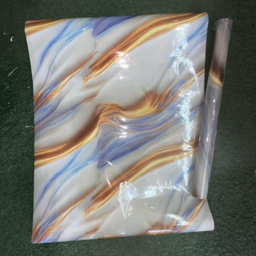 Ce papier peint ou revêtement adhésif présente un motif marbré ou abstrait très fluide et moderne, avec un fini extrêmement brillant.
autocollant 10m*0.60cm