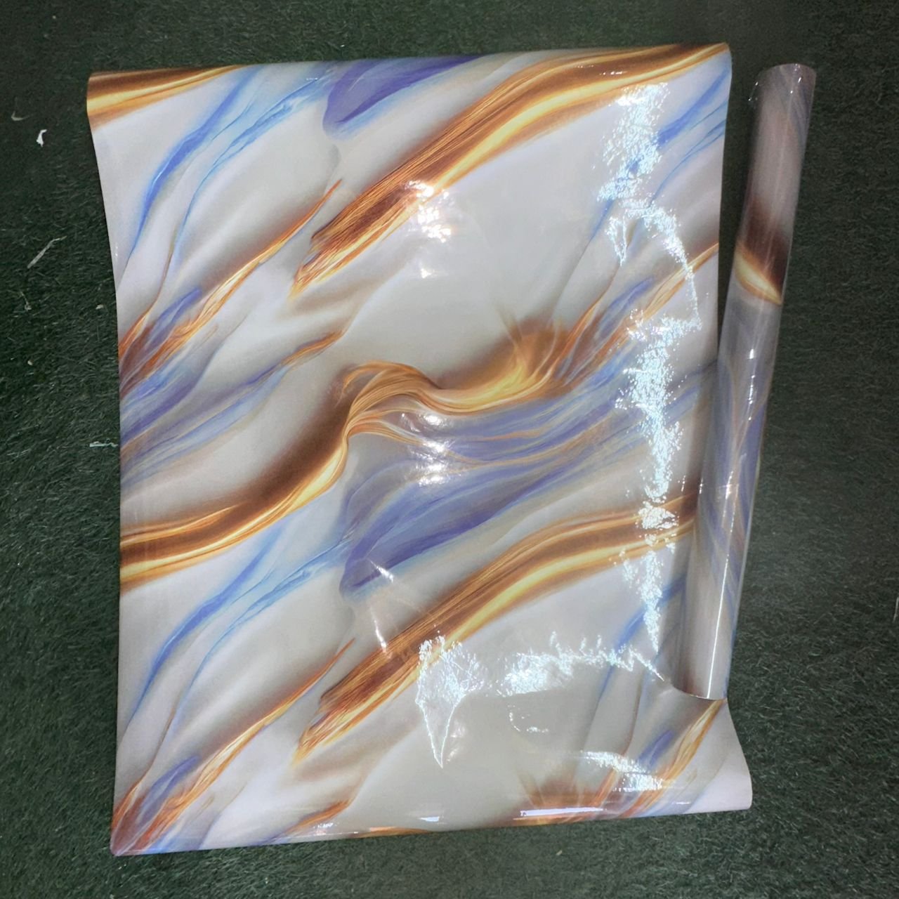 Ce papier peint ou revêtement adhésif présente un motif marbré ou abstrait très fluide et moderne, avec un fini extrêmement brillant.
autocollant 10m*0.60cm