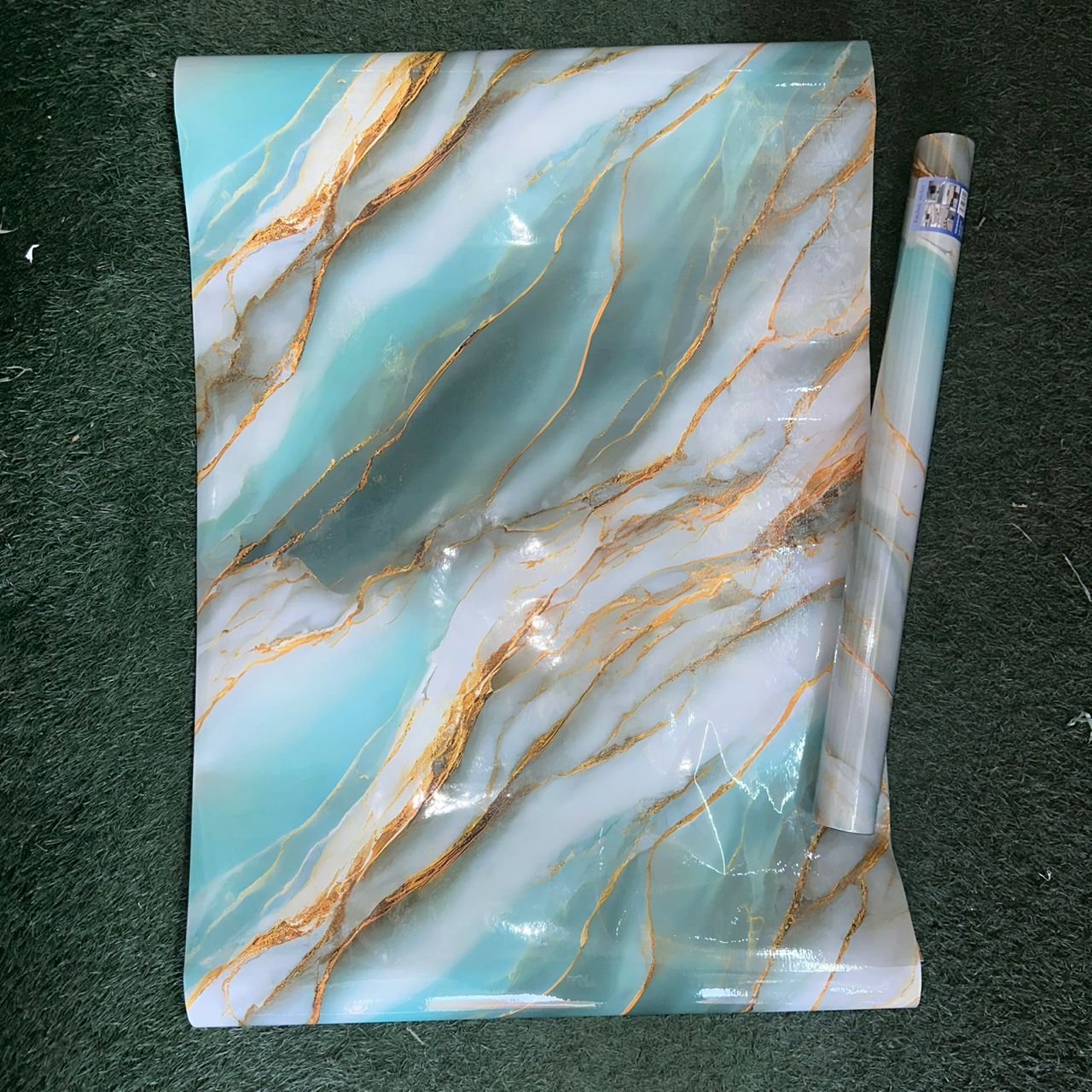 Ce papier peint (ou revêtement adhésif) présente un motif marbré ou d'agate spectaculaire et très coloré, avec un effet luxueux.
autocollant 10m*0.60cm