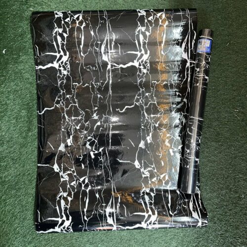 Ce papier peint (ou revêtement adhésif) présente un motif marbré très contrasté et dramatique en noir et blanc.
autocollant 10m*0.60cm