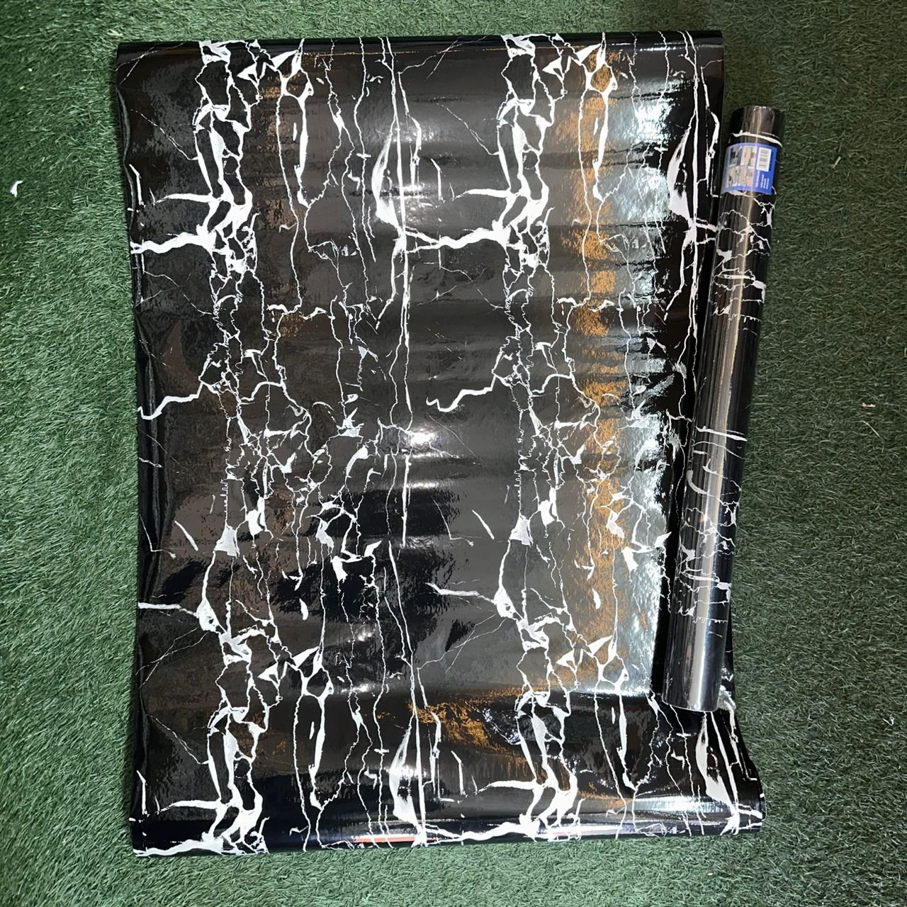 Ce papier peint (ou revêtement adhésif) présente un motif marbré très contrasté et dramatique en noir et blanc.
autocollant 10m*0.60cm