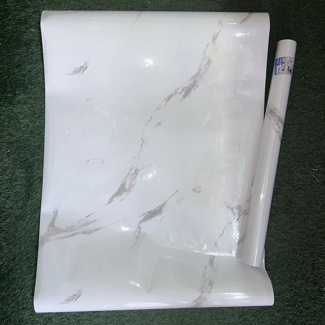 Ce papier peint (ou revêtement adhésif) présente un motif marbré classique et lumineux en blanc et gris.
autocollant 10m*0.60cm