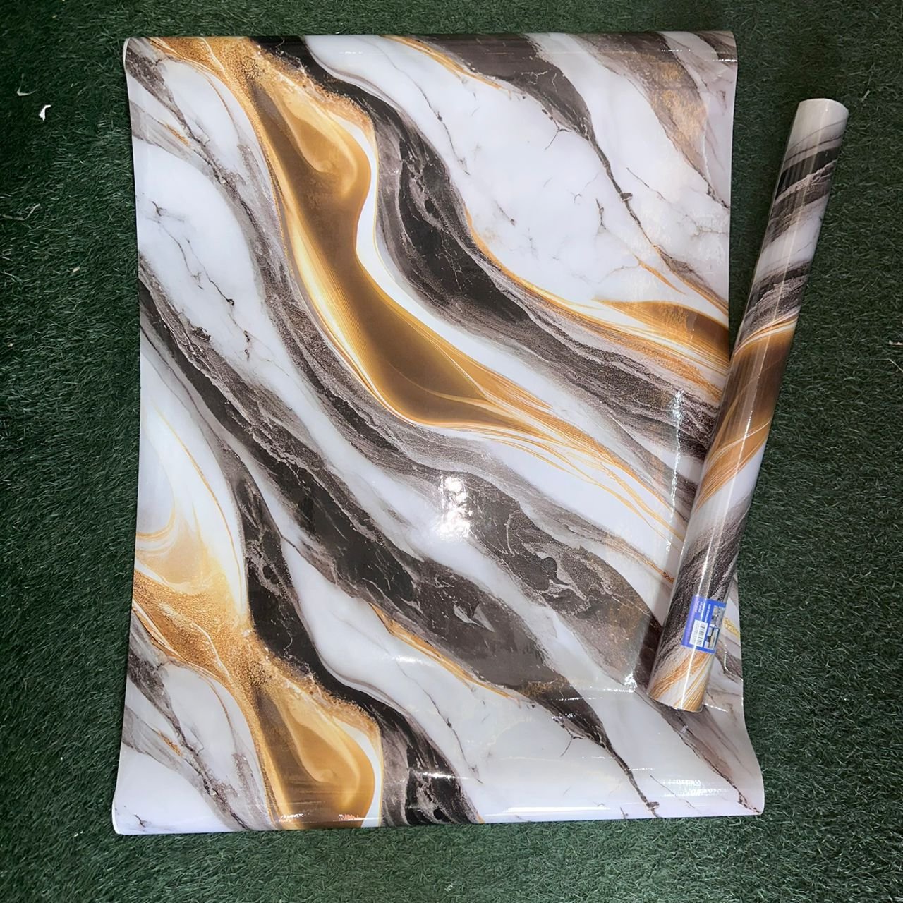 Ce papier peint (ou revêtement adhésif) présente un motif marbré abstrait et extrêmement luxueux avec un mouvement de vagues.
autocollant 10m*0.60cm