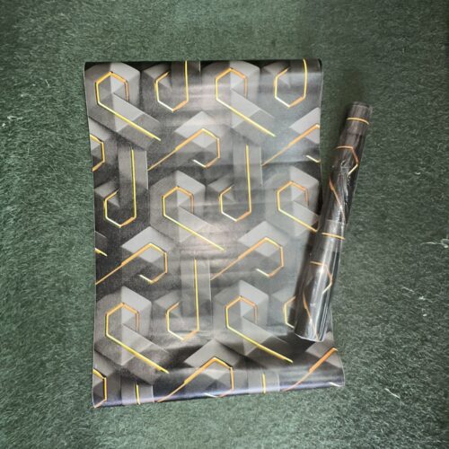 Papier Peint "Hexagone 3D Cyber-Urbain"
​ : Papier Peint Intissé Effet Cubes 3D Géométriques – Noir Mat et Lumière Ambre Métallique
autocollant 10m*0.45cm