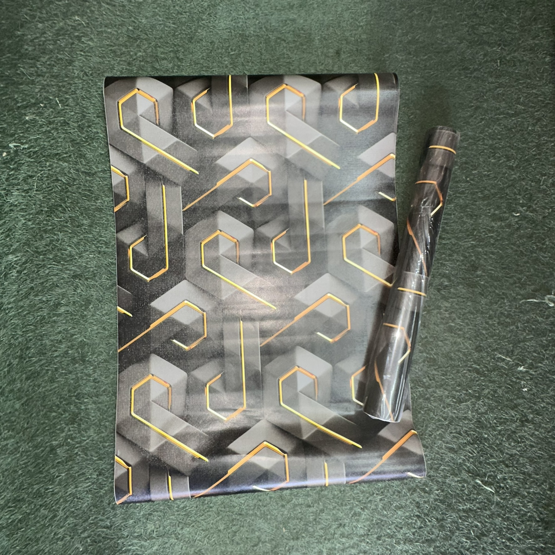 Papier Peint "Hexagone 3D Cyber-Urbain"
: Papier Peint Intissé Effet Cubes 3D Géométriques – Noir Mat et Lumière Ambre Métallique
autocollant 10m*0.45cm