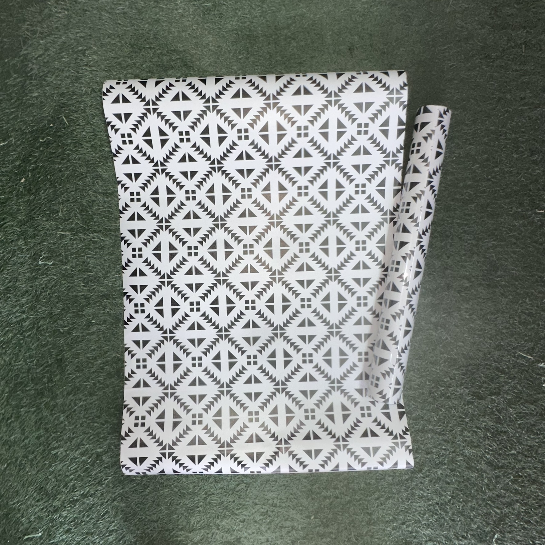 Papier Peint "Motif Géométrique Navajo Contemporain"
Papier Peint Intissé Motif Géométrique Bicolore – Noir & Blanc, Style Ethnique Chic
autocollant 10m*0.45cm